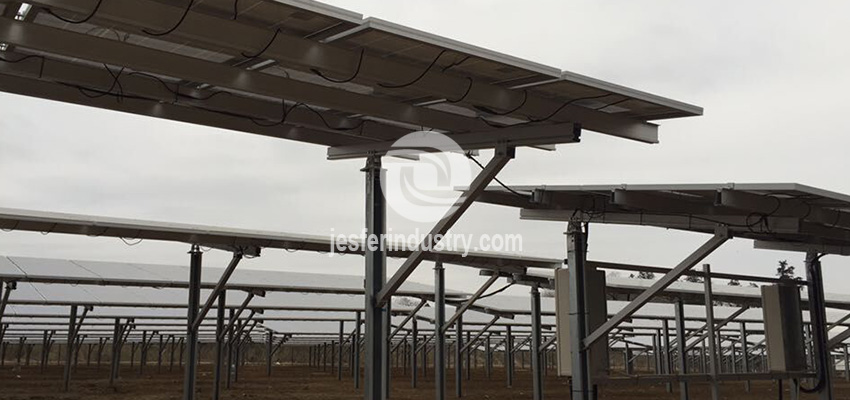 Montaje de panel solar en poste de África